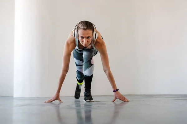 Jonge Sportvrouw Met Prothese Luistermuziek Tijdens Het Sporten Binnen — Stockfoto