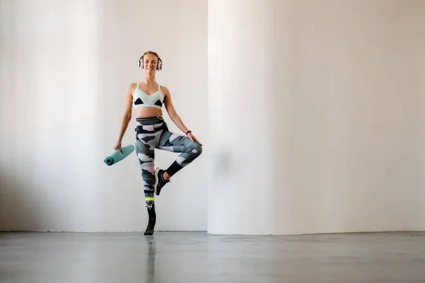 Jonge Sportvrouw Met Prothese Die Muziek Luistert Binnen Danst — Stockfoto