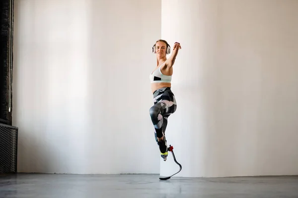 Jonge Sportvrouw Met Prothese Die Muziek Luistert Binnen Danst — Stockfoto