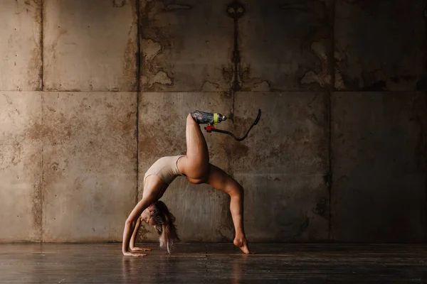 Sağlıklı, beyaz, engelli bir kadın. İç mekanda egzersiz yapıyor.