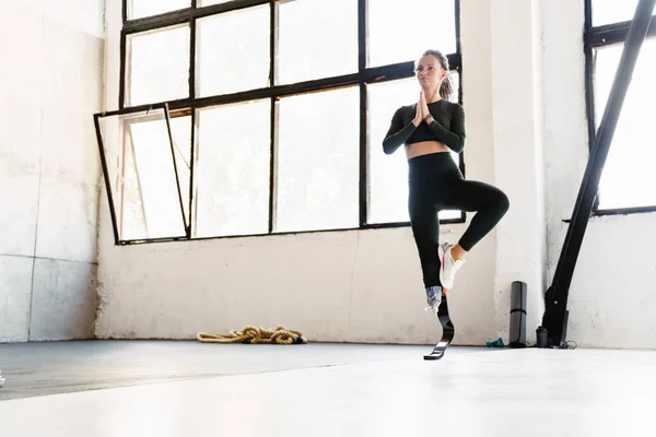 Mujer Joven Con Prótesis Haciendo Ejercicio Durante Práctica Yoga Interiores —  Fotos de Stock