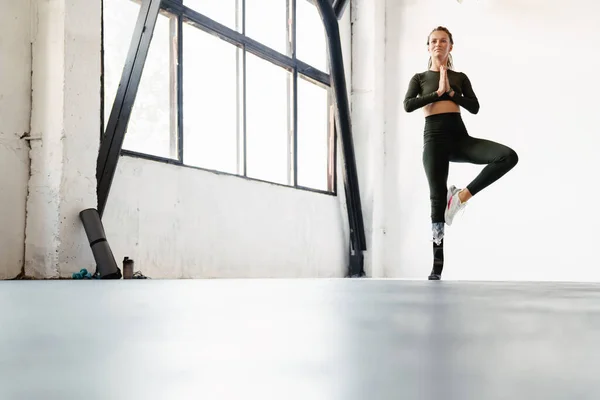 Junge Frau Mit Prothese Macht Sport Bei Yoga Praxis Drinnen — Stockfoto