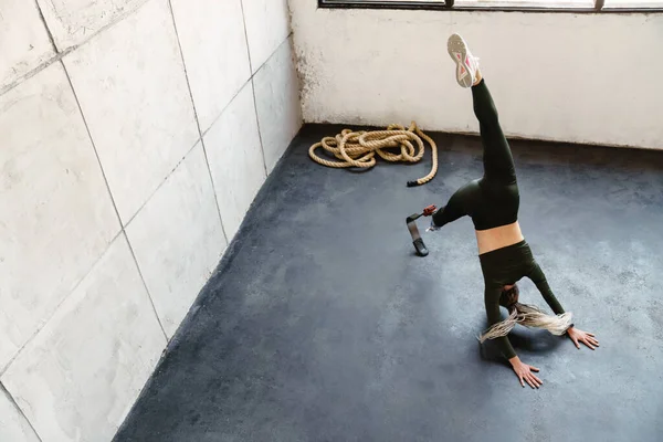 Jovem Com Prótese Fazendo Exercício Durante Prática Ioga Dentro Casa — Fotografia de Stock