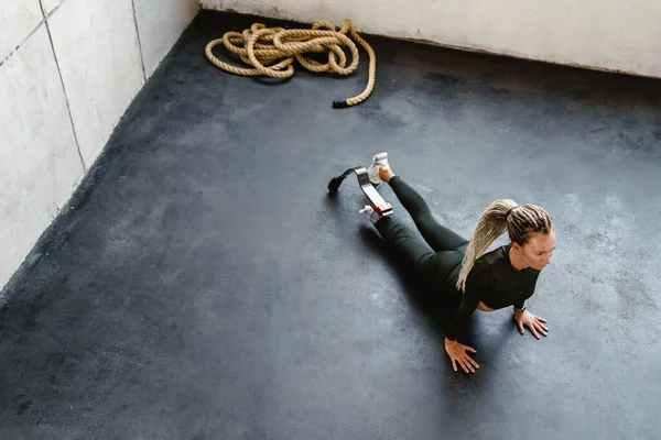 Jonge Vrouw Met Prothese Doen Oefening Tijdens Yoga Praktijk Binnen — Stockfoto