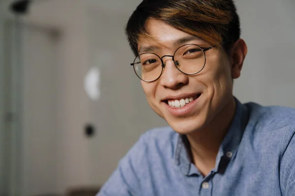 Fröhlich Asiatisch Guy Brille Lächelnd Während Der Arbeit Büro — Stockfoto
