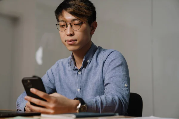 Gericht Aziatische Man Bril Met Behulp Van Mobiele Telefoon Tijdens — Stockfoto