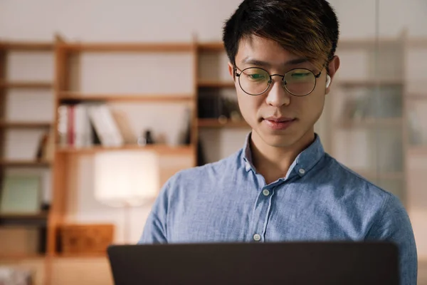 Focado Asiático Cara Fones Ouvido Trabalhando Com Laptop Escritório — Fotografia de Stock