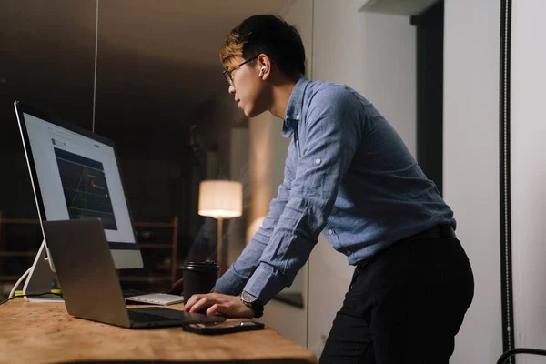 Focado Asiático Cara Fones Ouvido Trabalhando Com Laptop Computador Escritório — Fotografia de Stock
