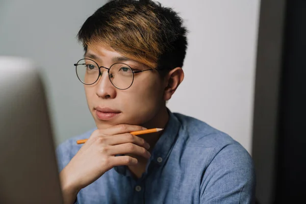 Focado Asiático Cara Óculos Trabalhando Com Laptop Escritório — Fotografia de Stock