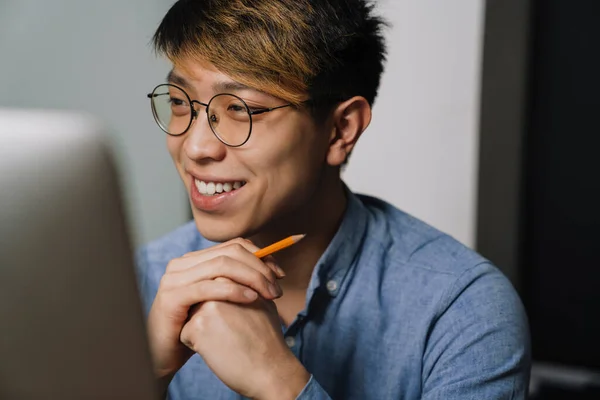 Sonriendo Asiático Chico Gafas Trabajo Con Portátil Oficina —  Fotos de Stock