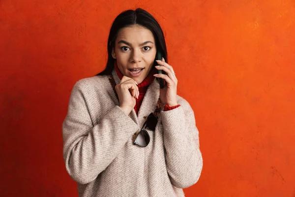 Ung Latinamerikansk Kvinna Som Uttrycker Förvåning När Man Talar Mobiltelefon — Stockfoto