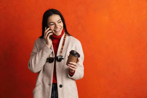 Glimlachende Spaanse Vrouw Die Koffie Drinkt Terwijl Praat Mobiele Telefoon — Stockfoto