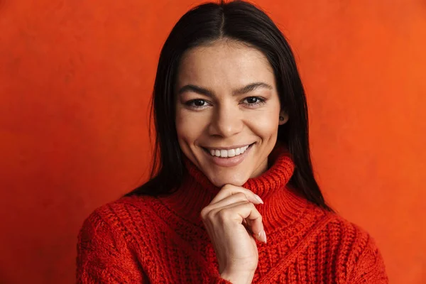 Jeune Femme Hispanique Souriant Regardant Caméra Isolée Dessus Mur Orange — Photo