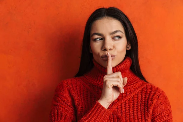 Ung Latinamerikansk Kvinna Tittar Sidan Och Visar Tystnad Gest Isolerad — Stockfoto