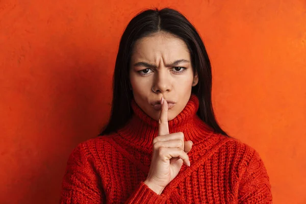 Unzufriedene Hispanische Frau Runzelt Die Stirn Und Zeigt Schweigegeste Isoliert — Stockfoto