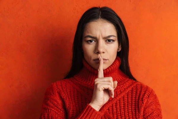 Missnöjd Hispanic Kvinna Tittar Kameran Och Visar Tystnad Gest Isolerad — Stockfoto