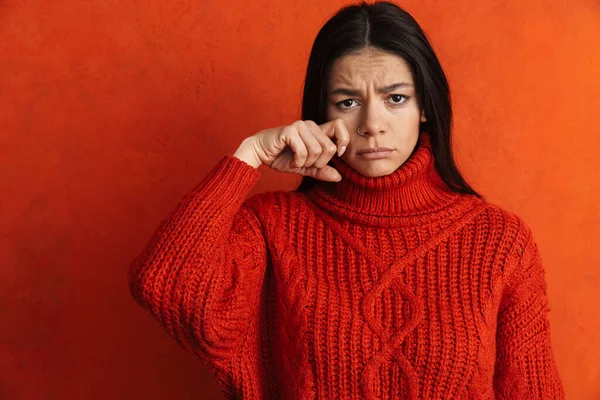 Ung Latinamerikansk Ledsen Kvinna Bär Tröja Gråter Kameran Isolerad Över — Stockfoto