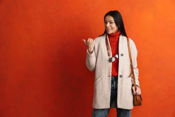 Jeune Femme Hispanique Souriante Pointant Doigt Isolé Sur Mur Orange — Photo