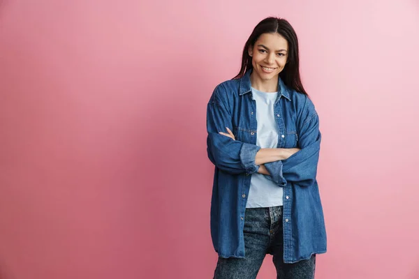 Jovem Hispânica Sorrindo Mulher Posando Com Braços Cruzados Isolado Sobre — Fotografia de Stock