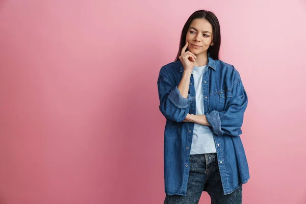 Joven Mujer Hispana Pensante Posando Mirando Lado Aislada Sobre Pared — Foto de Stock