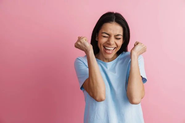 Podekscytowana Latynoska Kobieta Gestykulująca Śmiejąca Się Kamery Odizolowanej Przez Różową — Zdjęcie stockowe