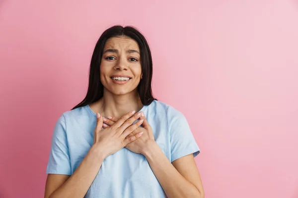 Joven Mujer Hispana Cogida Mano Sobre Pecho Sonriendo Cámara Aislada — Foto de Stock