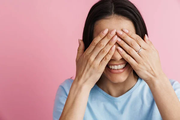 Jovem Hispânica Sorrindo Cobrindo Seus Olhos Isolados Sobre Fundo Rosa — Fotografia de Stock