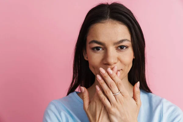 Giovane Donna Ispanica Sorridente Coprendo Bocca Isolata Sfondo Rosa — Foto Stock