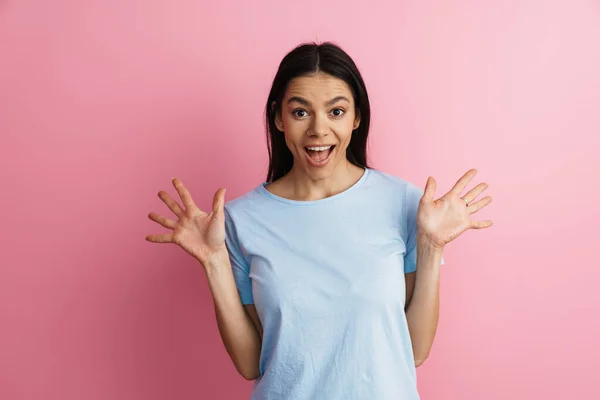 Spännande Latinamerikansk Kvinna Gestikulerar Och Skrattar Kameran Isolerad Över Rosa — Stockfoto