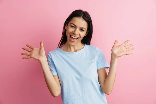 Радісна Іспаномовна Жінка Жестикулює Сміється Над Камерою Ізольовано Над Рожевою — стокове фото