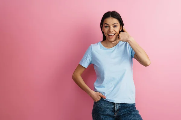 Mujer Hispana Morena Sonriendo Haciendo Gesto Teléfono Aislado Sobre Pared —  Fotos de Stock