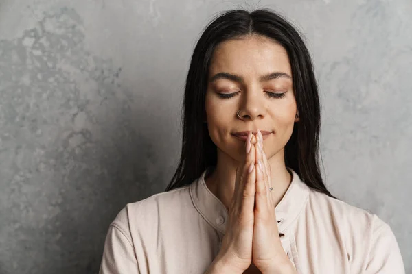 Morena Hispânica Mulher Meditando Segurando Palmas Juntas Isoladas Sobre Parede — Fotografia de Stock