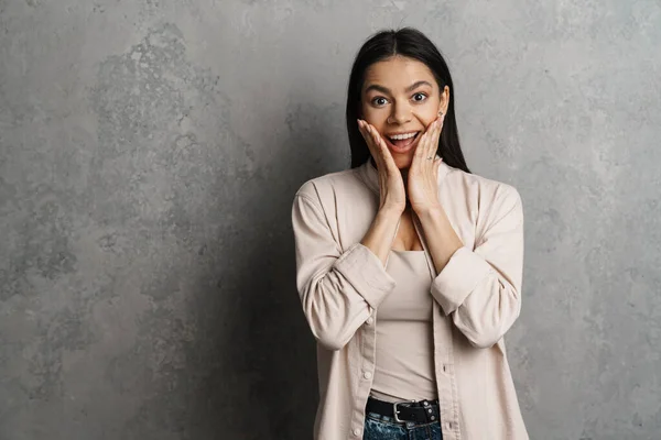 Mujer Hispana Emocionada Sonriendo Mirando Cámara Aislada Sobre Pared Gris —  Fotos de Stock