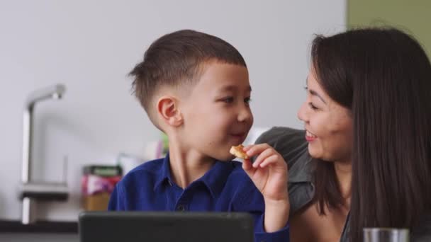 Sonriente Madre Asiática Hijo Mirando Tableta Hablando Casa — Vídeo de stock