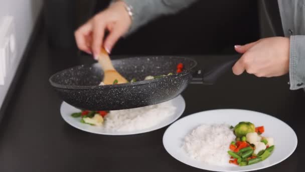 Mujer Poniendo Desayuno Plato Una Sartén Casa — Vídeo de stock