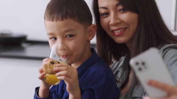 Sorridente Asiatica Madre Figlio Fare Selfie Telefono Casa — Video Stock