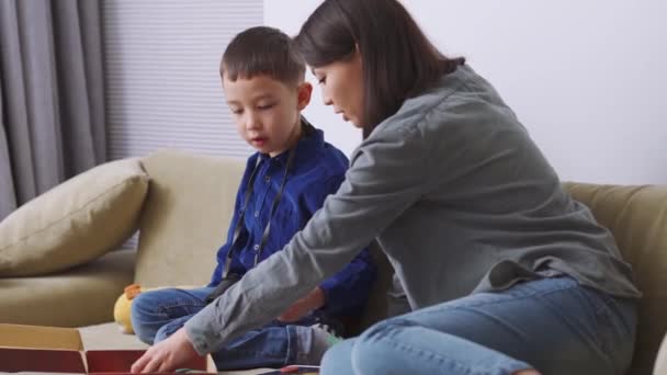 Hermosa Madre Asiática Hijo Jugando Juego Hablando Casa — Vídeo de stock