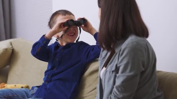 Sonriente Asiático Hijo Mirando Mamá Través Binoculares Casa — Vídeo de stock