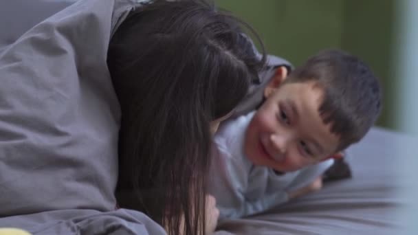 Usmívající Asijské Matka Syn Mluví Leží Posteli Doma — Stock video