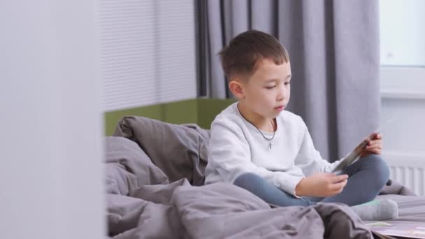 Pensive Asijské Malý Chlapec Při Pohledu Obrázky Doma — Stock video