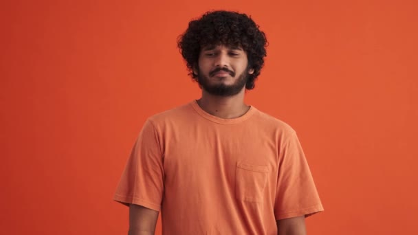 Missnöjd Lockig Indisk Man Håller Inte Med Något Den Orange — Stockvideo