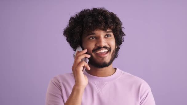 Поганий Кучерявий Індійський Чоловік Розмовляє Телефону Пурпуровій Студії — стокове відео