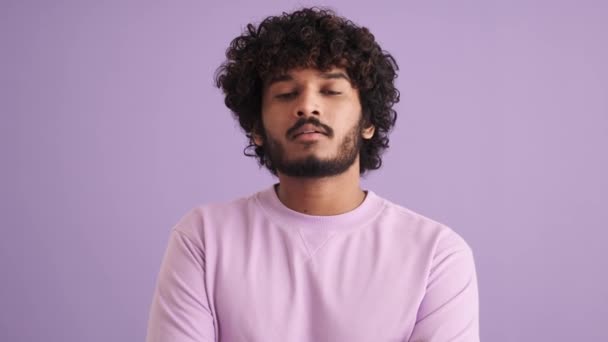 Homme Indien Aux Cheveux Bouclés Confiant Est Désaccord Avec Quelque — Video