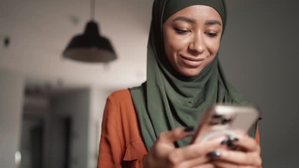 Positiv Muslimsk Kvinde Skrive Telefon Derhjemme – Stock-video