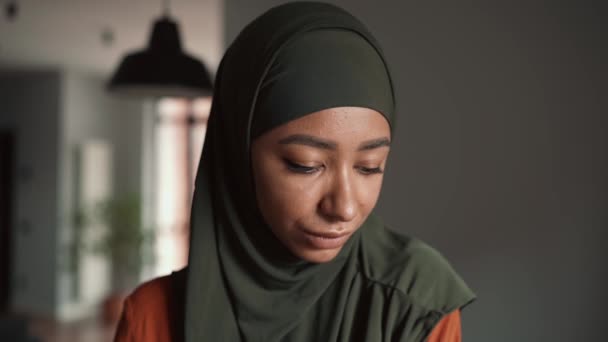 Wanita Muslim Yang Bahagia Mengenakan Jilbab Melihat Kamera Rumah — Stok Video