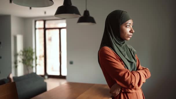 Mulher Muçulmana Concentrada Vestindo Hijab Cozinha — Vídeo de Stock