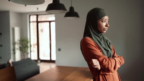 Positiva Donna Musulmana Che Indossa Hijab Guardando Telecamera Cucina — Video Stock