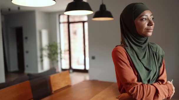 Mulher Muçulmana Sorridente Vestindo Hijab Olhando Para Câmera Cozinha — Vídeo de Stock