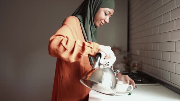 Mulher Muçulmana Positiva Vestindo Hijab Faz Chá Cozinha — Vídeo de Stock