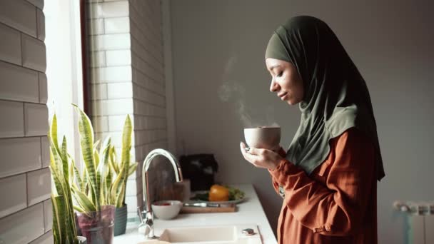Muslim Wanita Mengenakan Hijab Minum Teh Dapur — Stok Video